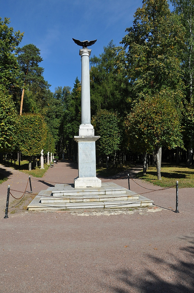 Памятники в архангельском. Мемориальная колонна в честь императора Александра i. Мемориальная колонна в честь императора Александра III Архангельское. Мемориальная колонна в честь императора Александра i в Архангельском. Колонны в честь Александра и Павла 1 Монрепо.